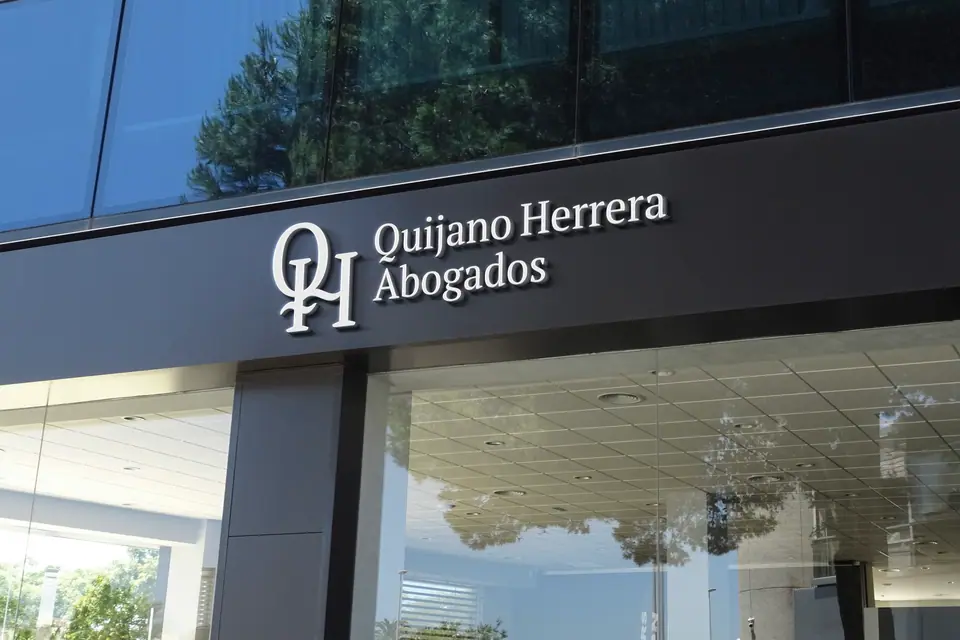 Fachada del despacho Quijano Herrera Abogados con el logotipo en relieve